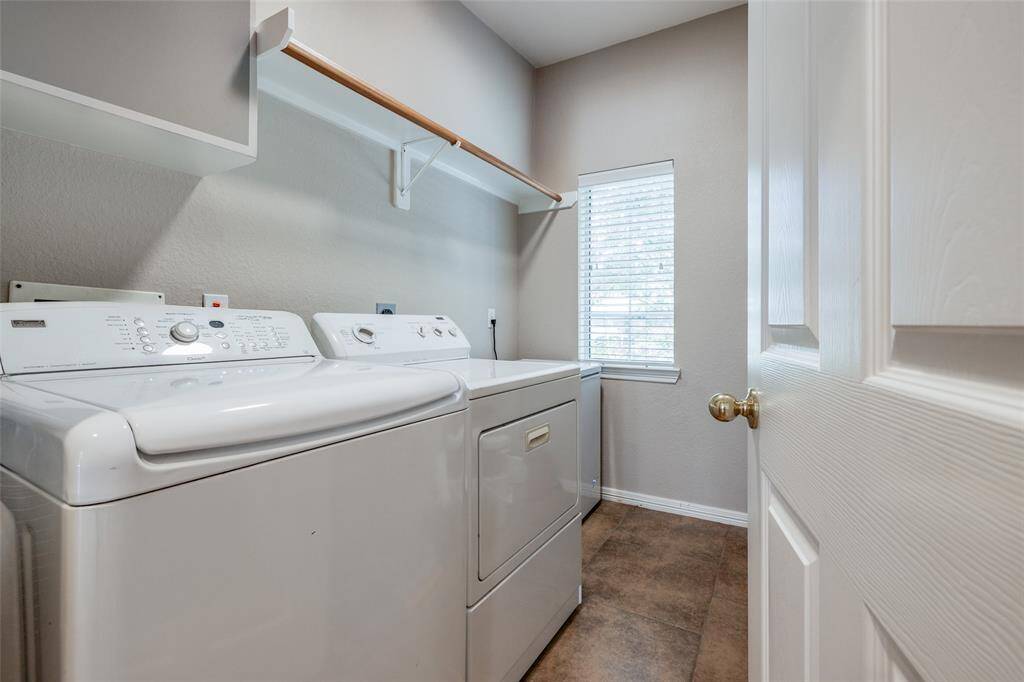 Utility room with washer & dryer, hanging rail