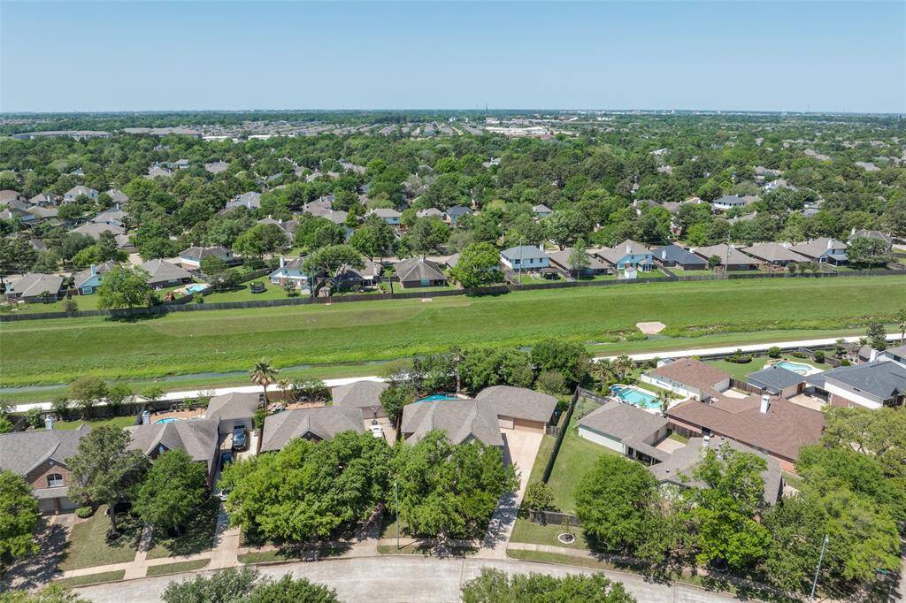 Easy access from the back gate to the Bayou walking trail to walk or cycle to local schools. Close to La Centerra, restaurants, & shopping