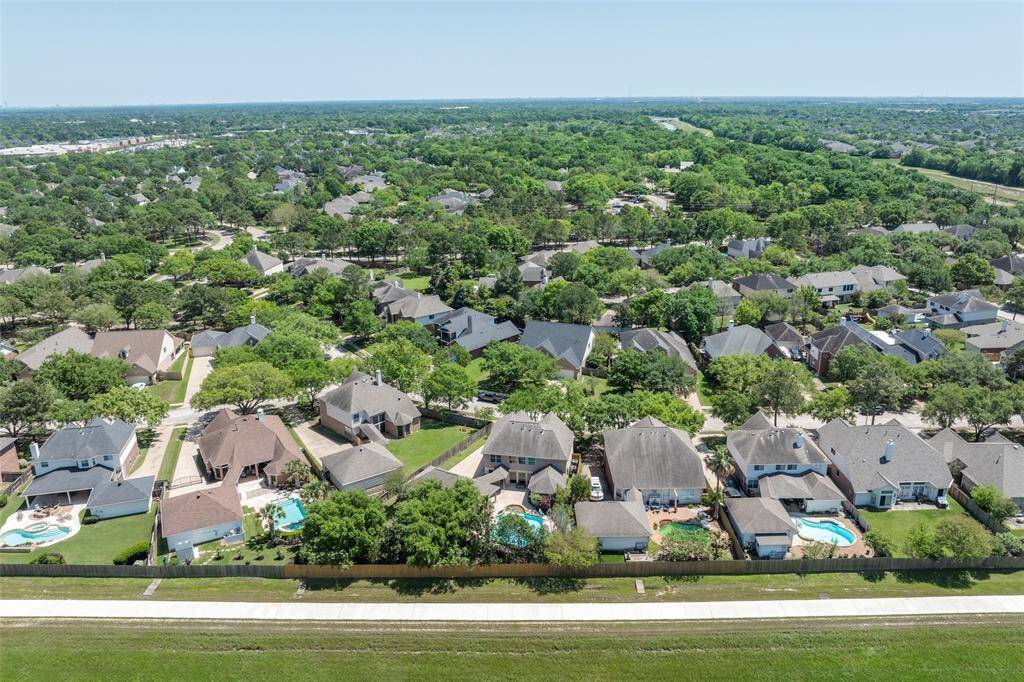 Easy access from the back gate to the Bayou walking trail to walk or cycle to local schools. Close to La Centerra, restaurants, & shopping
