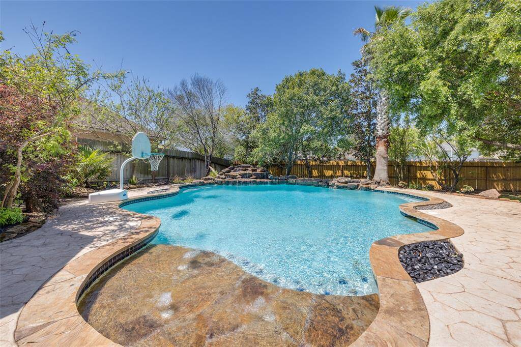 Welcome to Katy - wonderful outdoor living and fabulous Katy ISD Schools ! Pool hoop will stay. 7ft deep pool with sunshelf and water fall. Lots of deck space.