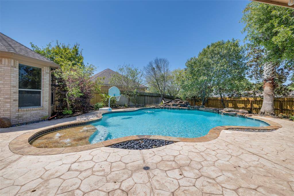Welcome to Katy - wonderful outdoor living and fabulous Katy ISD Schools ! Pool hoop will stay. 7ft deep pool with sunshelf and water fall. Lots of deck space.