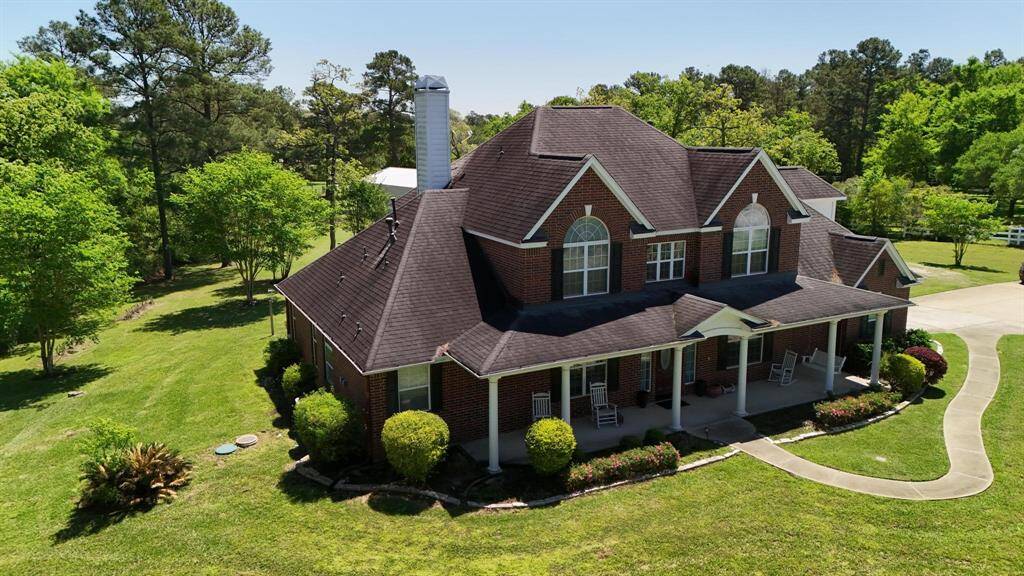 Imagine relaxing on this large front porch and watching the neighbors walk and drive by. See the occasional horse riders enjoying this horse friendly neighborhood!