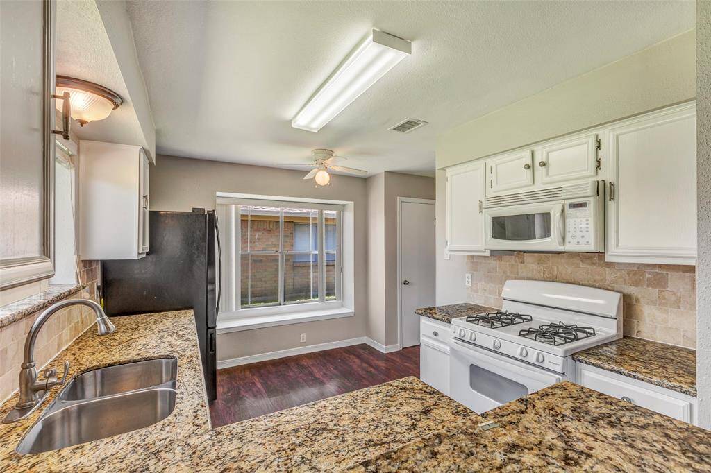 he kitchen comes fully equipped with convenient appliances, including a microwave, refrigerator, gas cooktop and oven, and a dishwasher—ready for everyday cooking and entertaining.