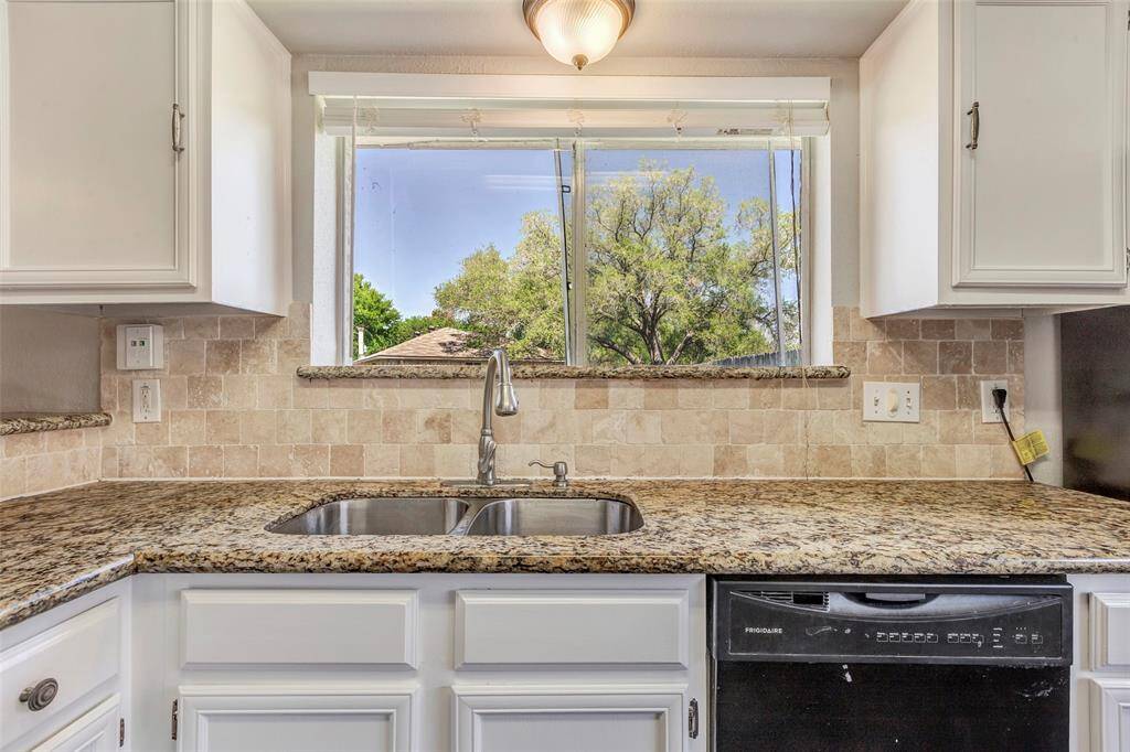 The large glass window provides an abundant natural light and a pleasant view of the backyard.