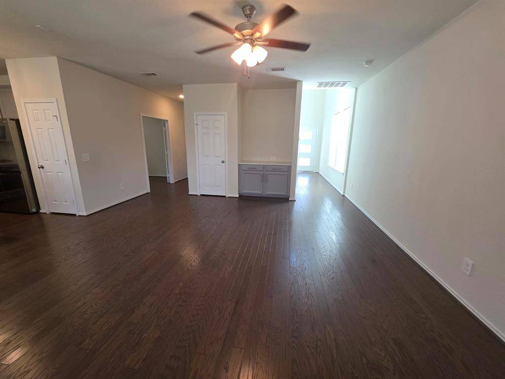 Living room with Dry-bar
