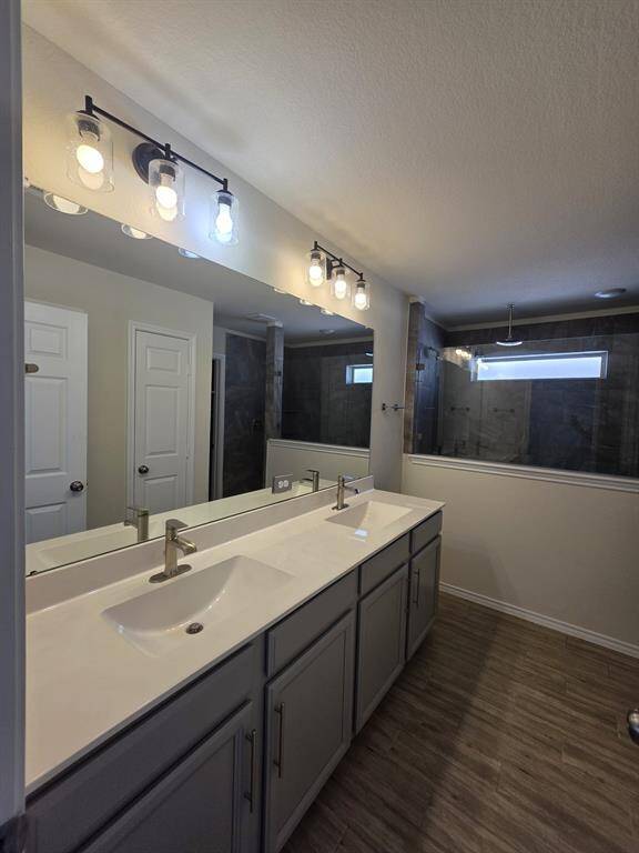 Ensuite bathroom (large Standing shower)