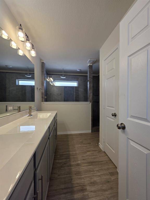 Ensuite bathroom (large Standing shower)