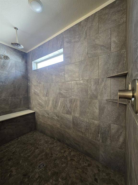 Ensuite bathroom (large Standing shower)