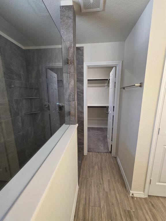 Ensuite bathroom (large Standing shower)