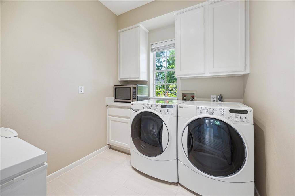No more wet footprints through the house. This convenient pool bath has you covered! With direct access from the backyard, a walk-in shower, and easy-care tile flooring, it’s the perfect spot to rinse off, towel off, and get back to the fun in no time.