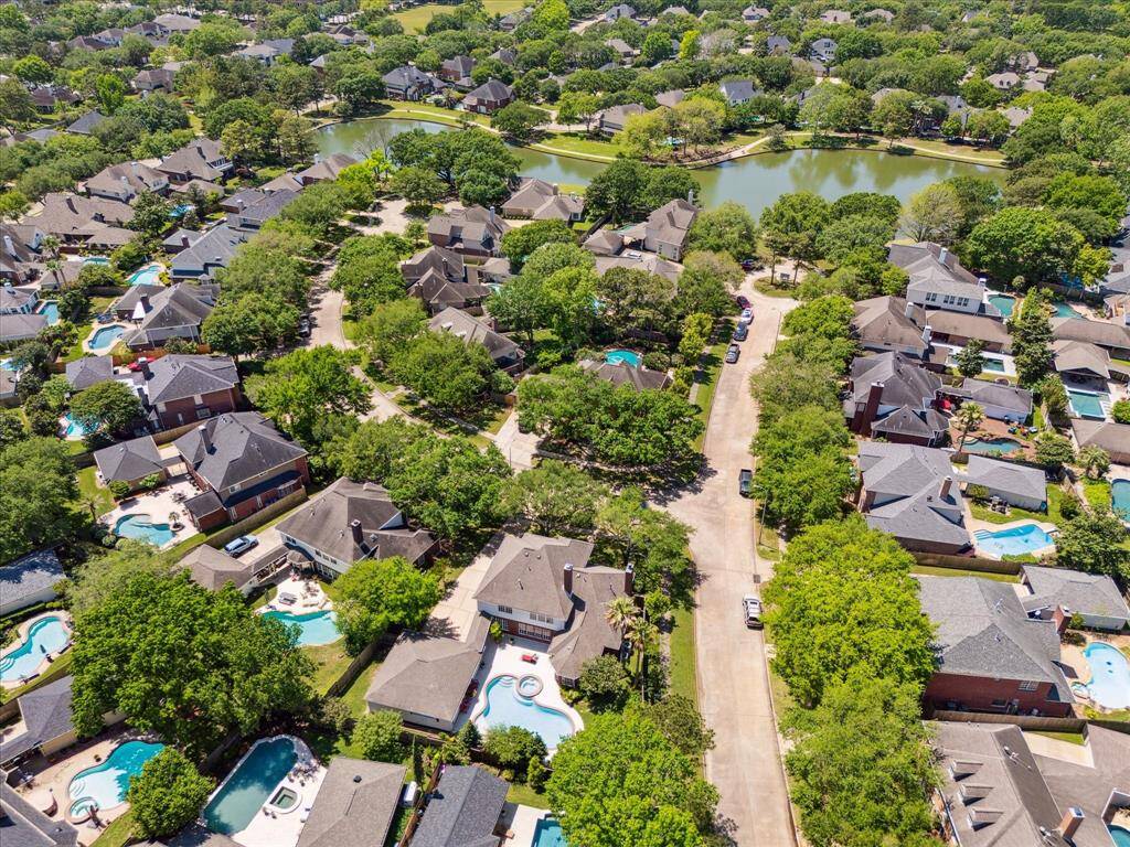 This stunning aerial view highlights the home’s exceptional location in the heart of Cinco Ranch—just steps from the scenic lake and walking trails. Residents enjoy access to resort-style amenities including multiple pools, splash pads, tennis courts, playgrounds, a golf club, and miles of scenic greenbelt trails woven throughout this beautifully master planned community.