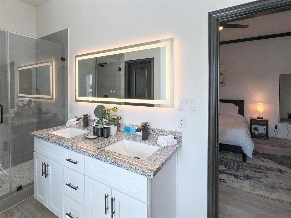 Primary bath with dual sinks