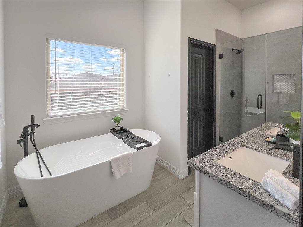 Primary with separate soaking tub