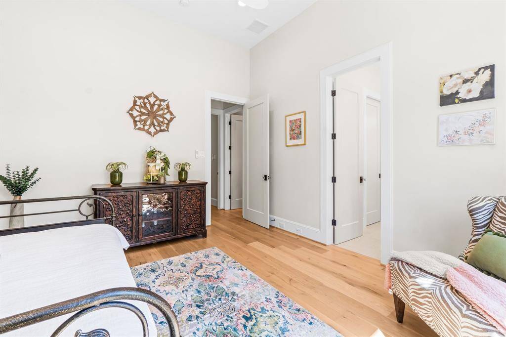 This photo showcases a bright and airy bedroom, creating a warm and inviting atmosphere.