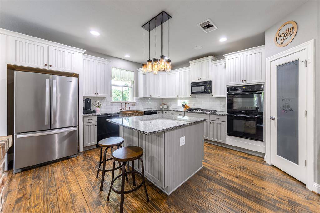 Big center island with room for seating and entertaining.