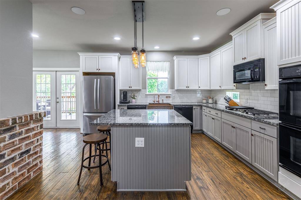The perfect gathering area! New microwave June 2023.