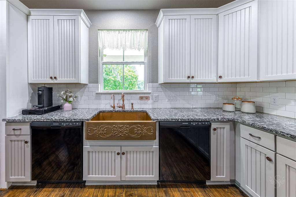 Custom copper farmhouse sink and 2 dishwashers.