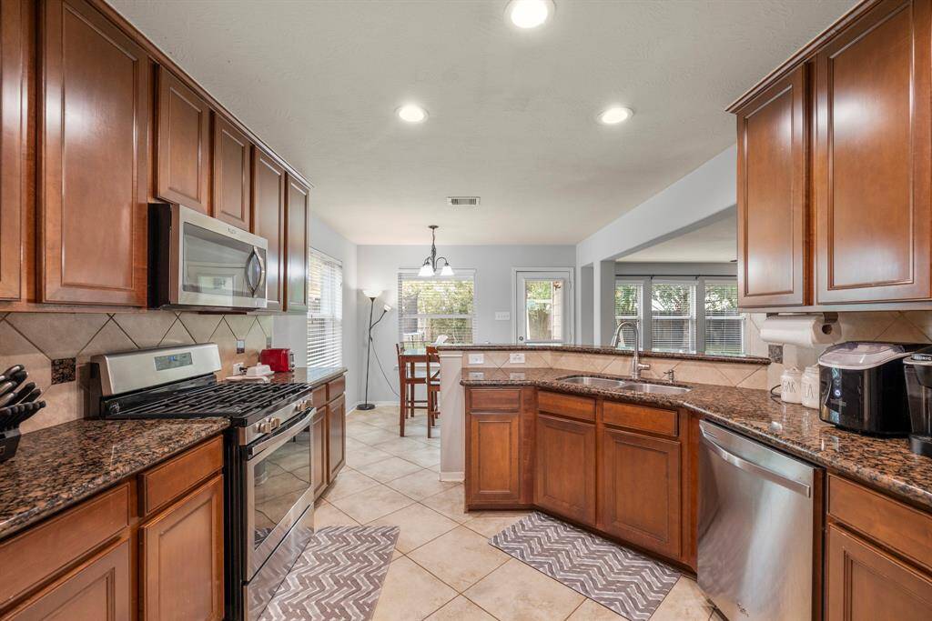 This kitchen conveniently connects to the breakfast area and living room for easy entertaining!