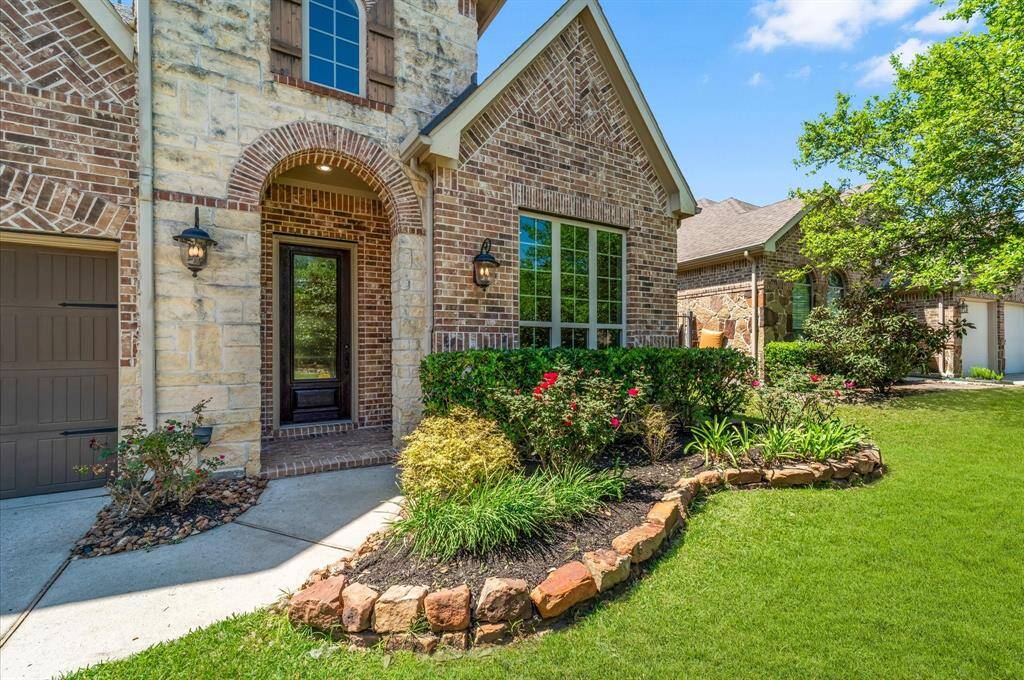 Welcome to 38 Vershire Circle.. This charming home has it all!