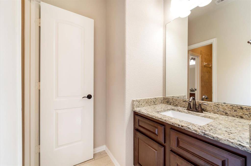Thie other secondary full bathroom.
