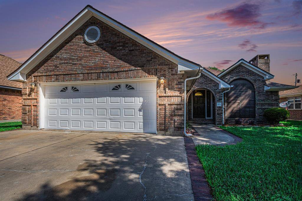Welcome to 39 Alexander Court in Angleton.