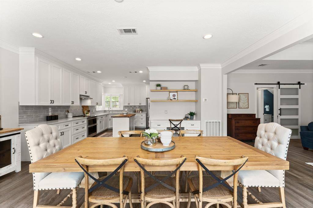 Large breakfast space allows for a generous sized table!
