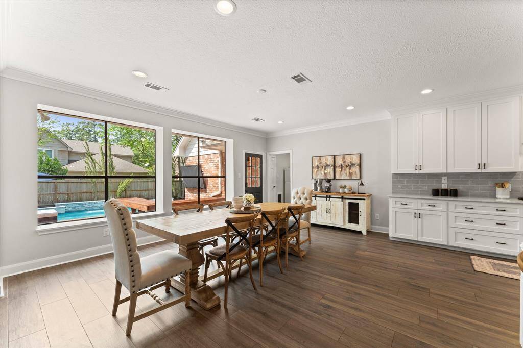 Check out the windows overlooking the pool!