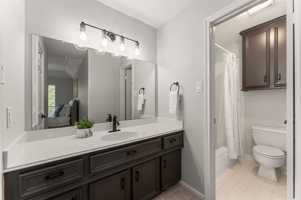 En-suite bath for secondary bedroom #1