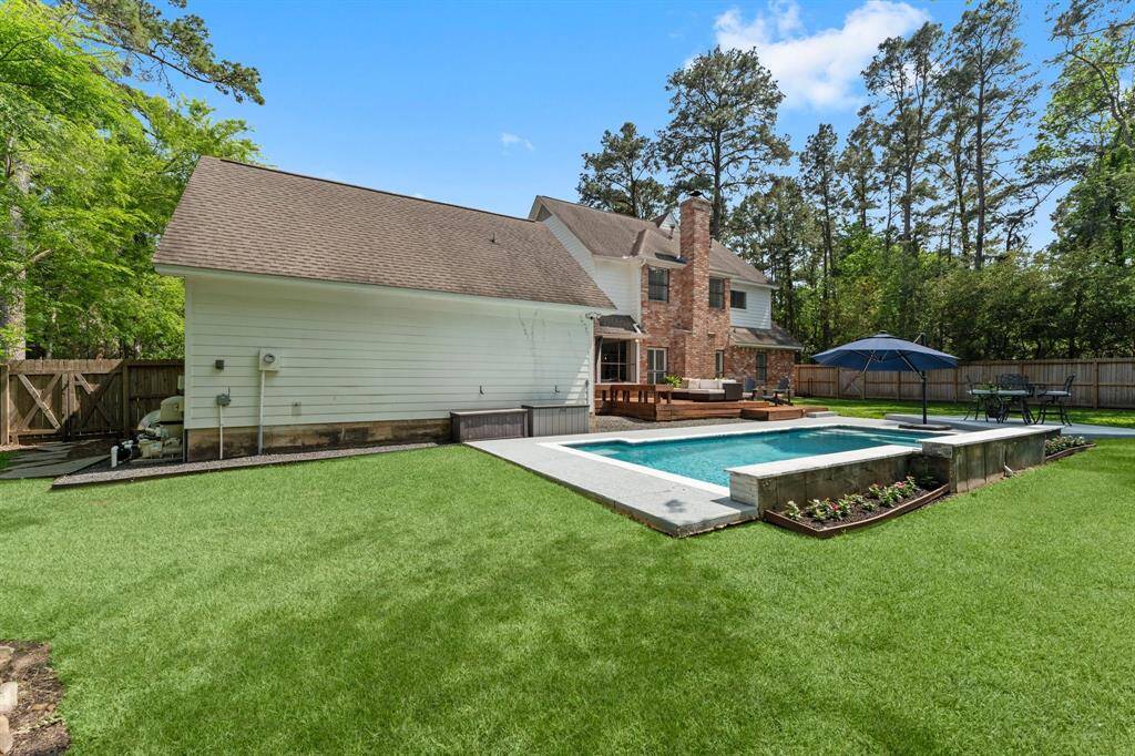 Even more yard on the other side of the pool!