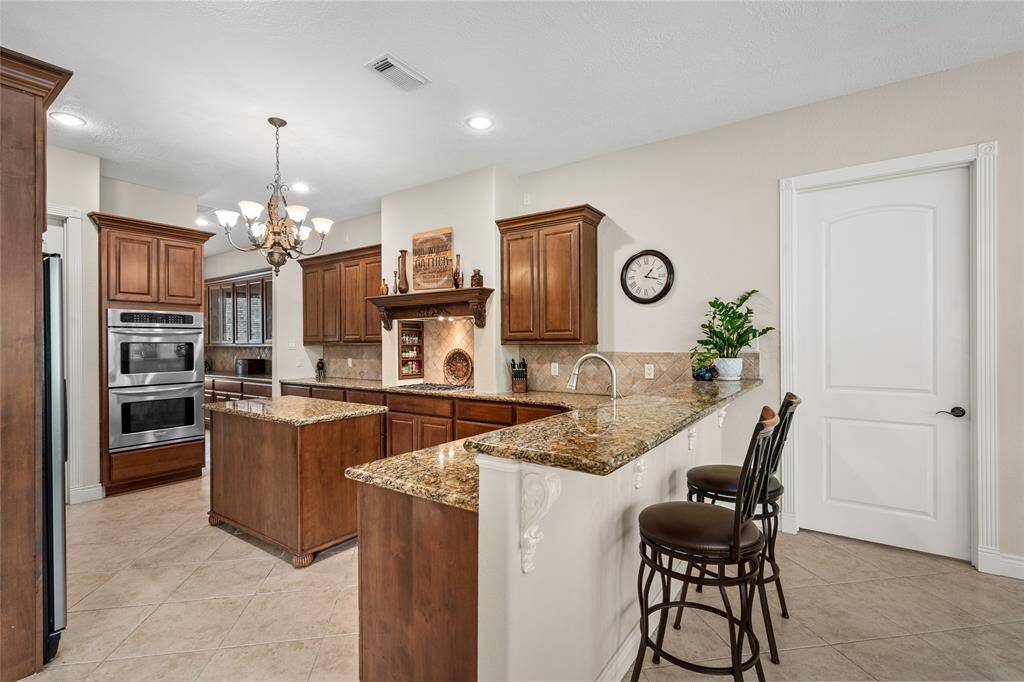 The kitchen features a spacious breakfast bar, perfect for casual dining or morning coffee.