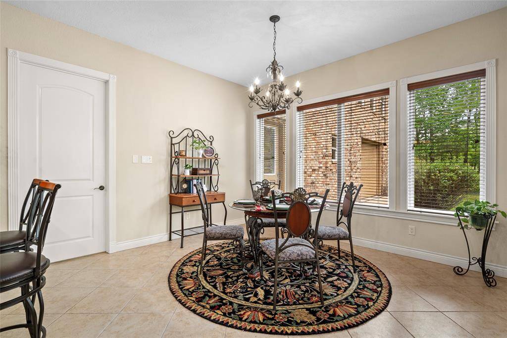 The cozy breakfast area offers a lovely view of the yard, creating the perfect spot for enjoying meals with a serene backdrop.