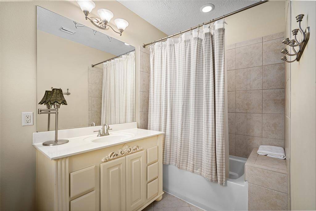 Secondary en-suite bathroom, with a shower/bath combo.