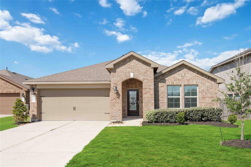 Stunning rental opportunity available in Missouri City's up-and-coming Parks Edge Subdivision! Located just a few minutes from Fort Bend Tollway and Highway 6, this home provides quick access to major roadways to make any commute a breeze.