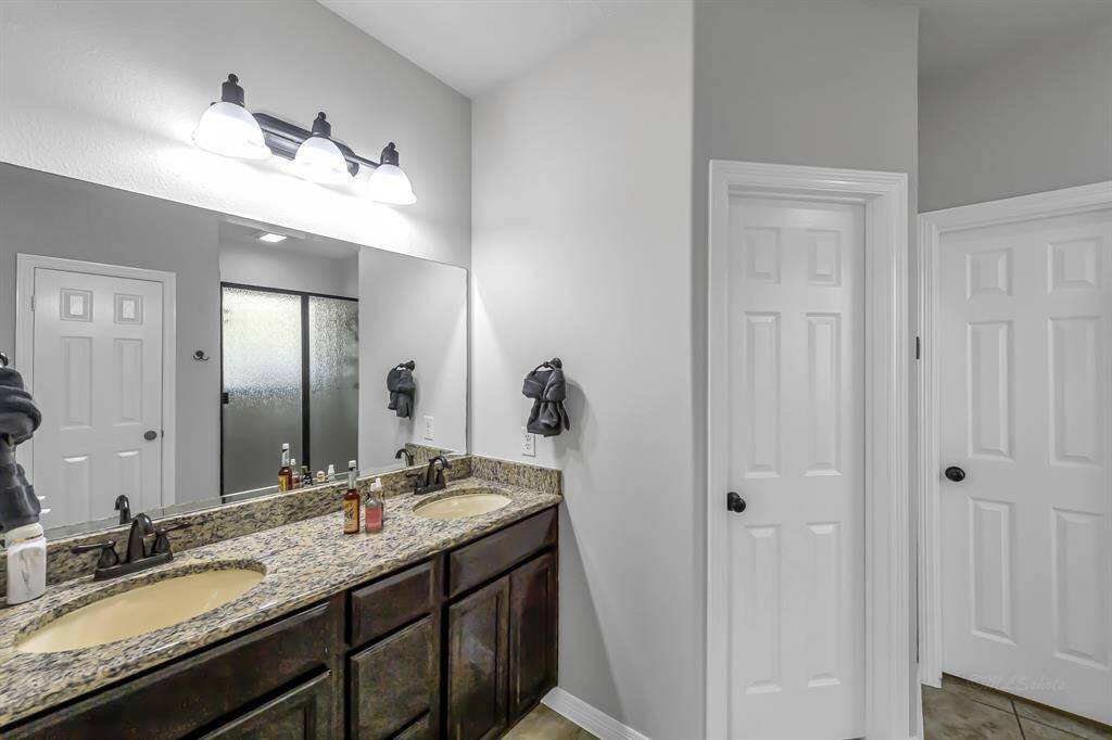 Ensuite bath with double sinks