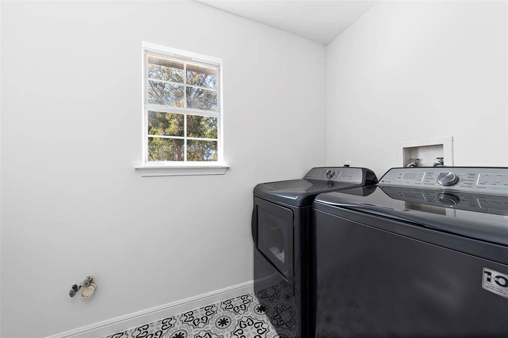 Utility room. Washer/dryer included