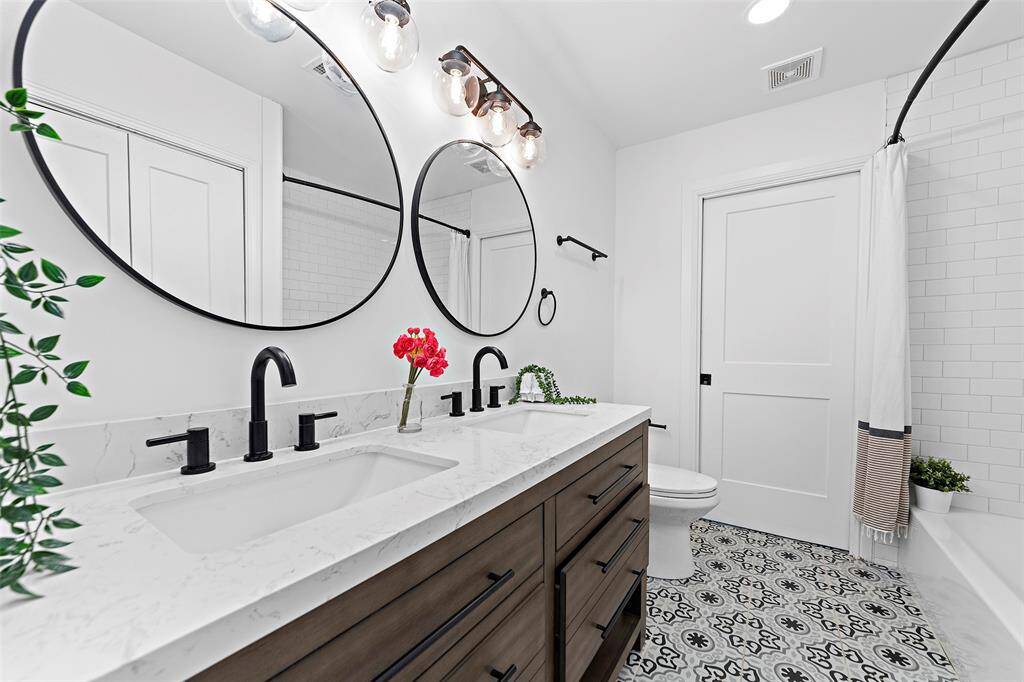 Guest bathroom with double sinks, shower/bath