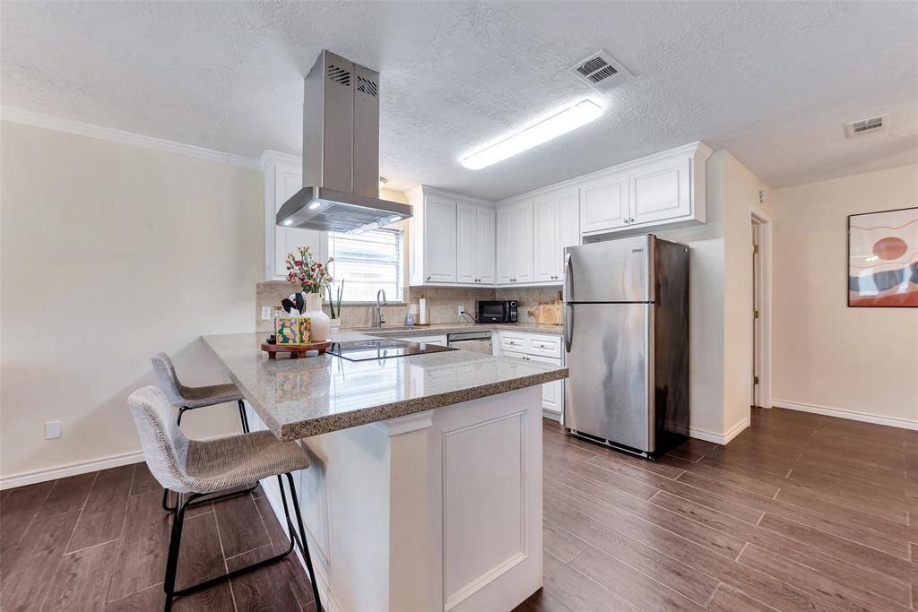 Large countertop space with cooktop.