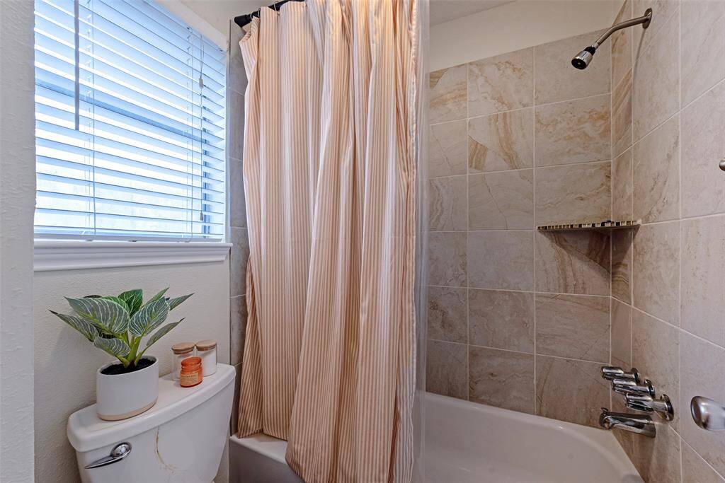 Bathroom with tiled shower/tub.