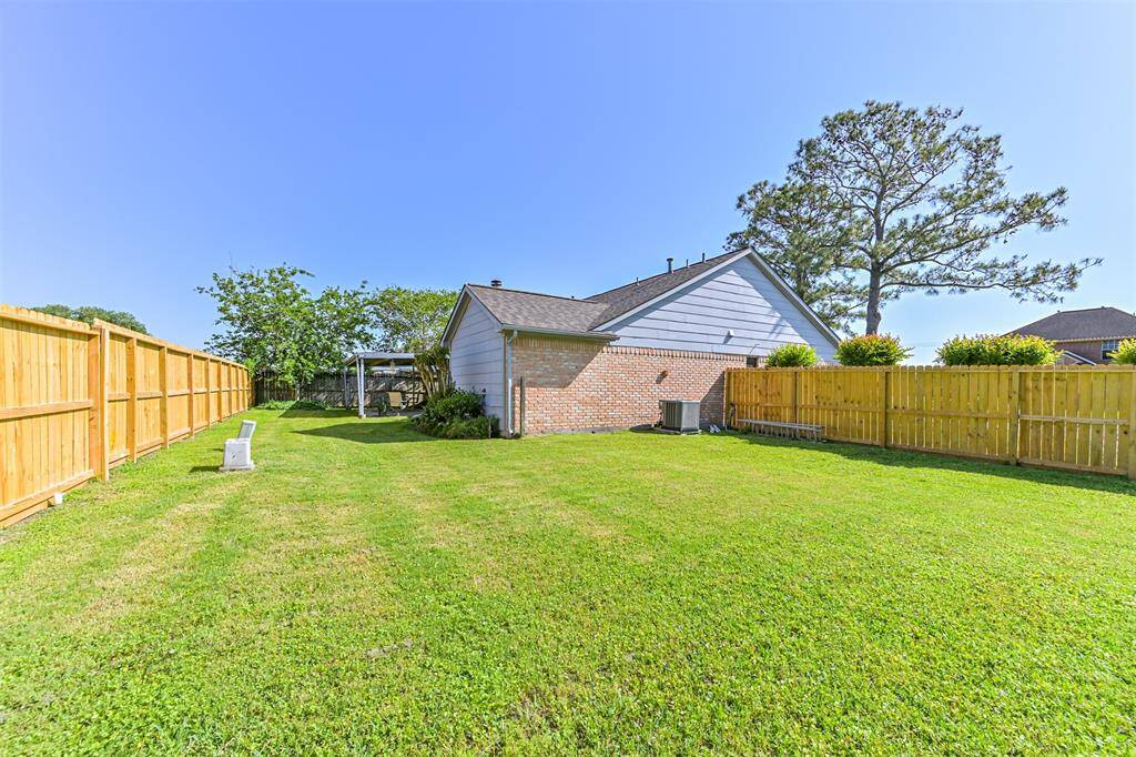 Large backyard, new fence