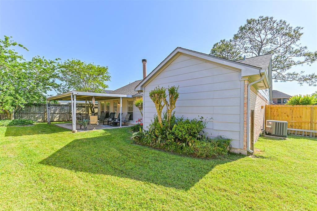 Large backyard, new fence