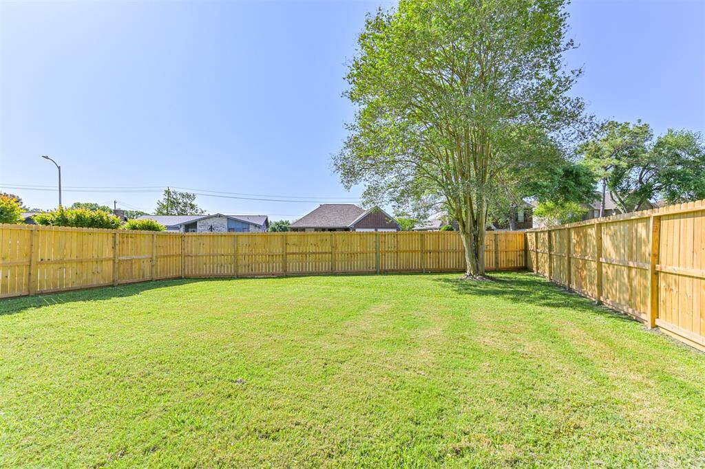 Large backyard, new fence
