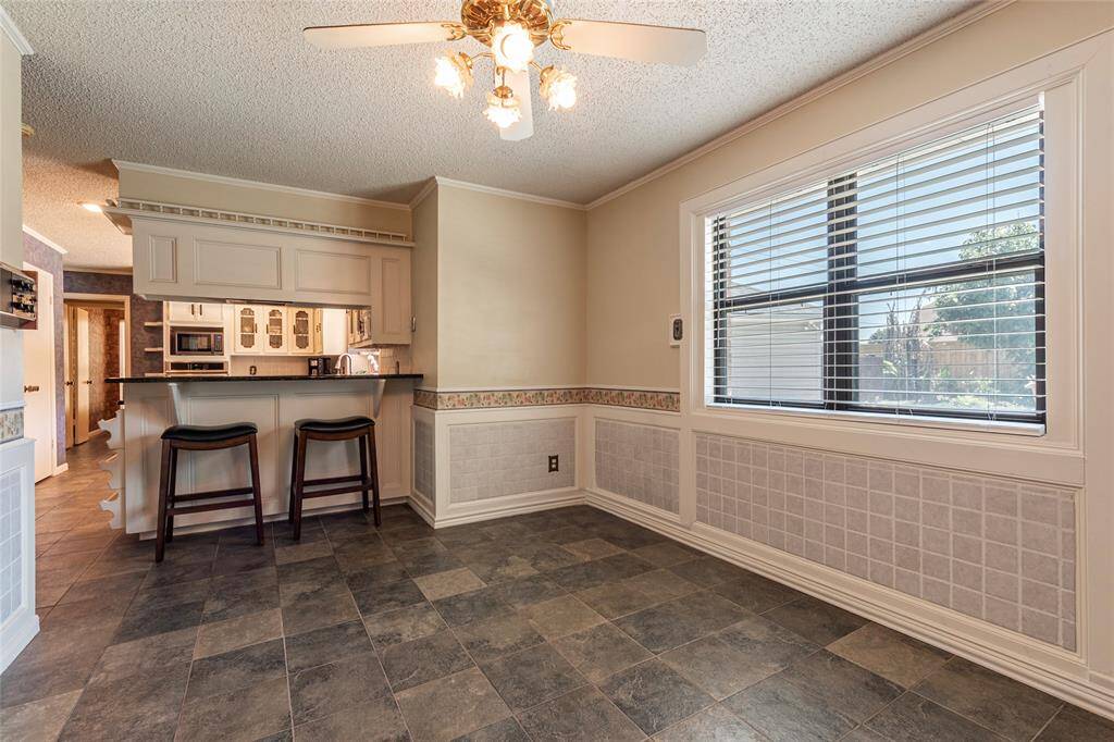 Unstaged breakfast room