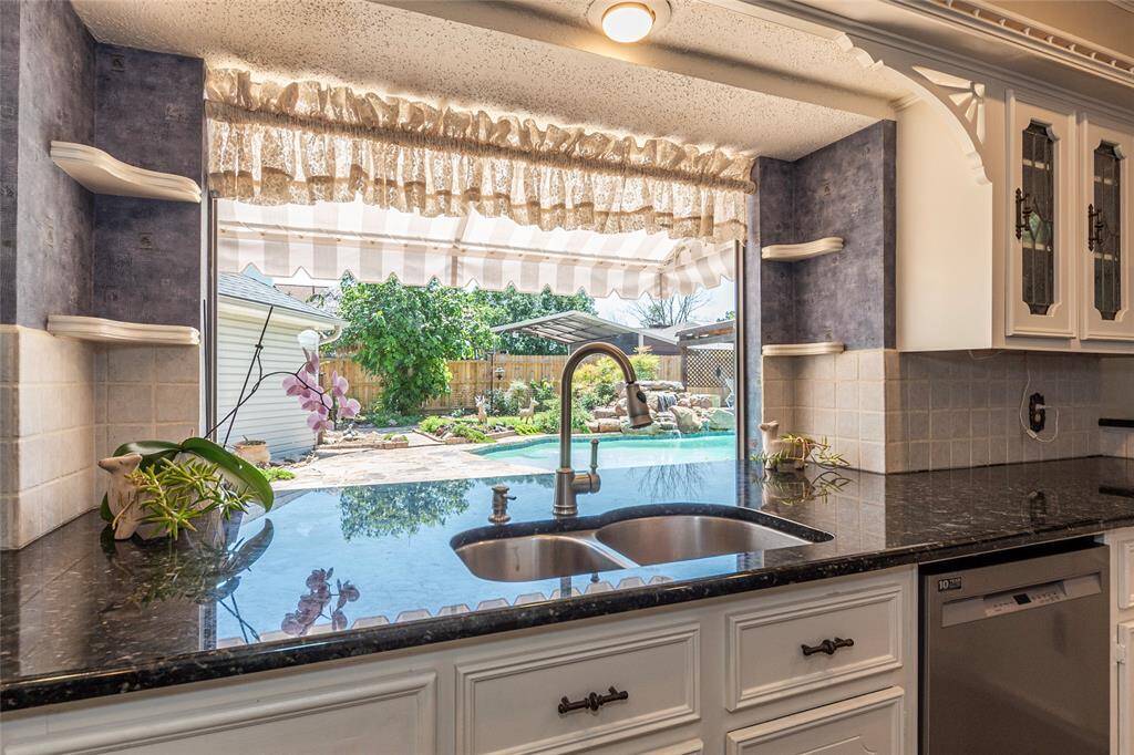 Anyone would want to do dishes with a view like this!