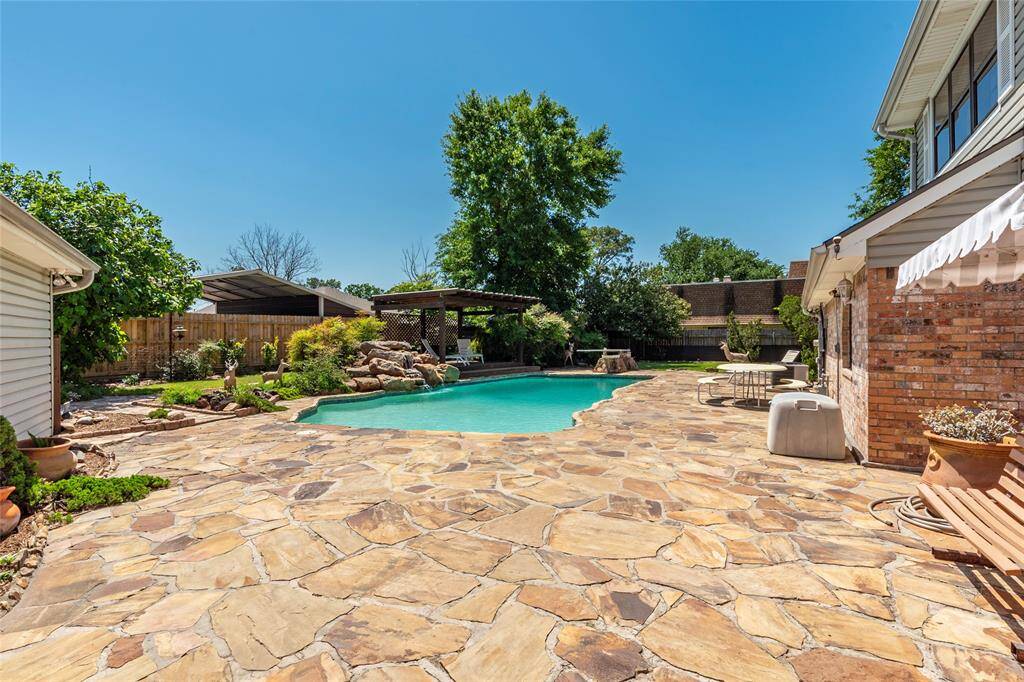 Beautiful oasis style backyard
