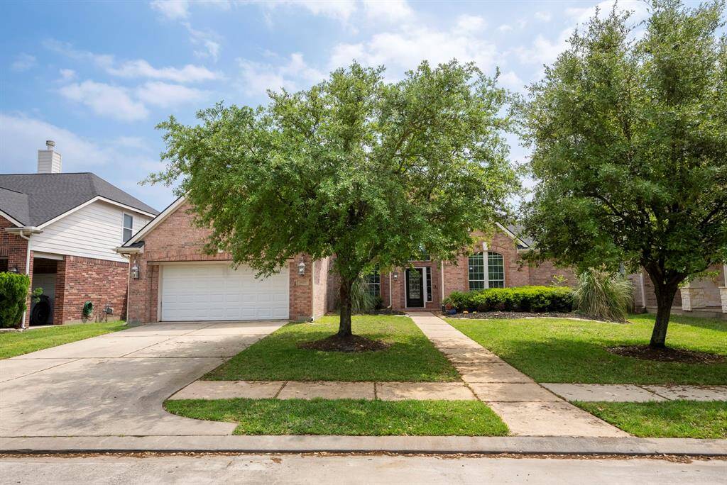 Welcome to your lakefront oasis!