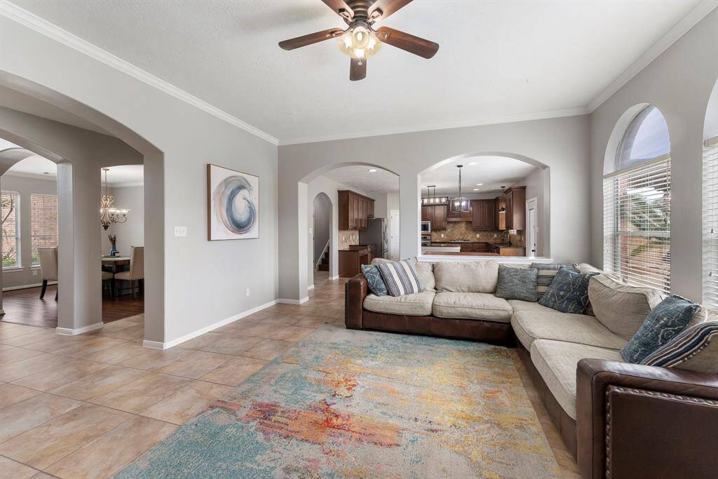 This awesome open floorplan makes everyday living easy and entertaining easy!