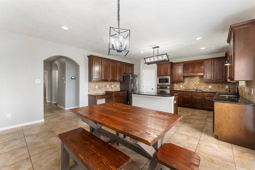 So much room to move around on those busy mornings trying to get everyone fed and out the door!