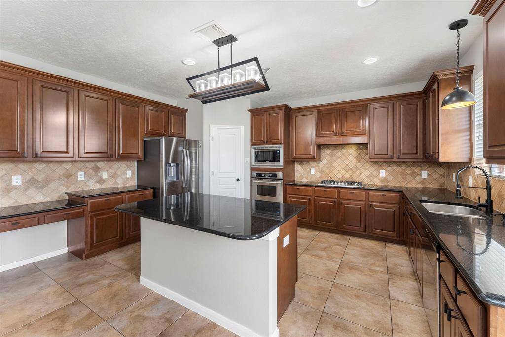 Granite countertops, bill pay/study nook, gas range and more.
