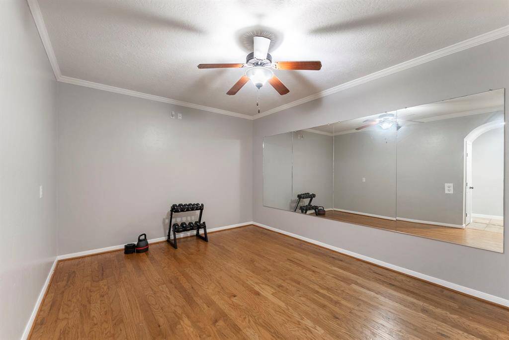 You will love having this downstairs flex room that has so many possibilities! The room is currently set up as an awesome home gym.