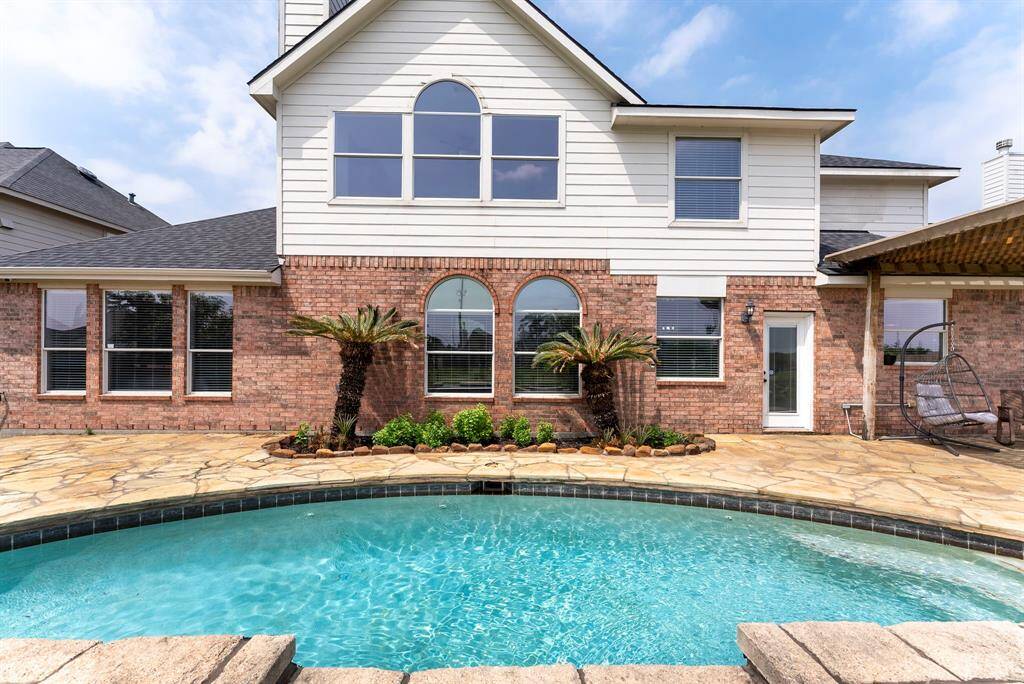 Plenty of space for a meal al fresco followed by a refreshing dip in the pool!